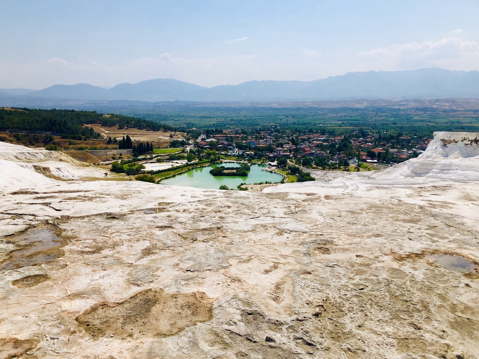 Les terrasses de travertin de Pamukkale surplombant une vallée luxuriante.