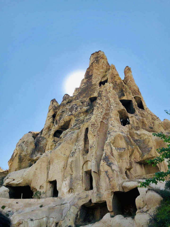 Formations rocheuses sous un ciel lumineux