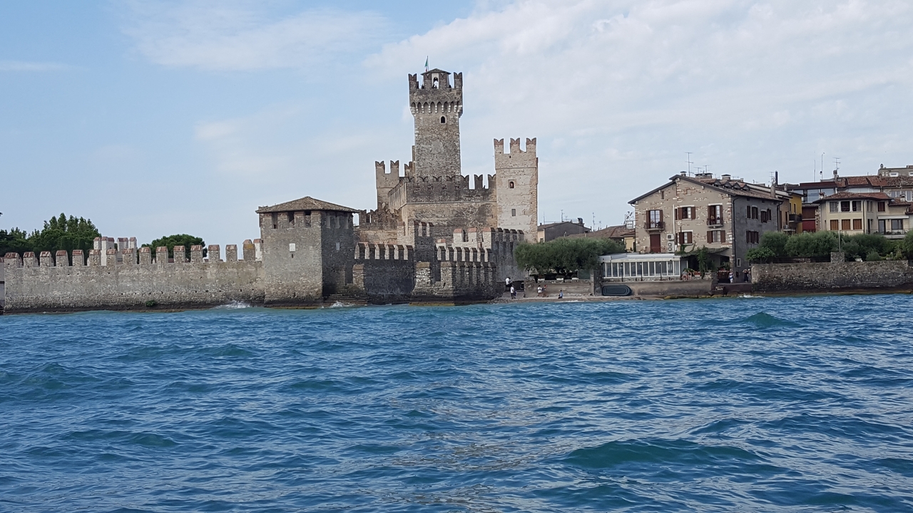 Une vue pittoresque d'un château historique au bord de l'eau.