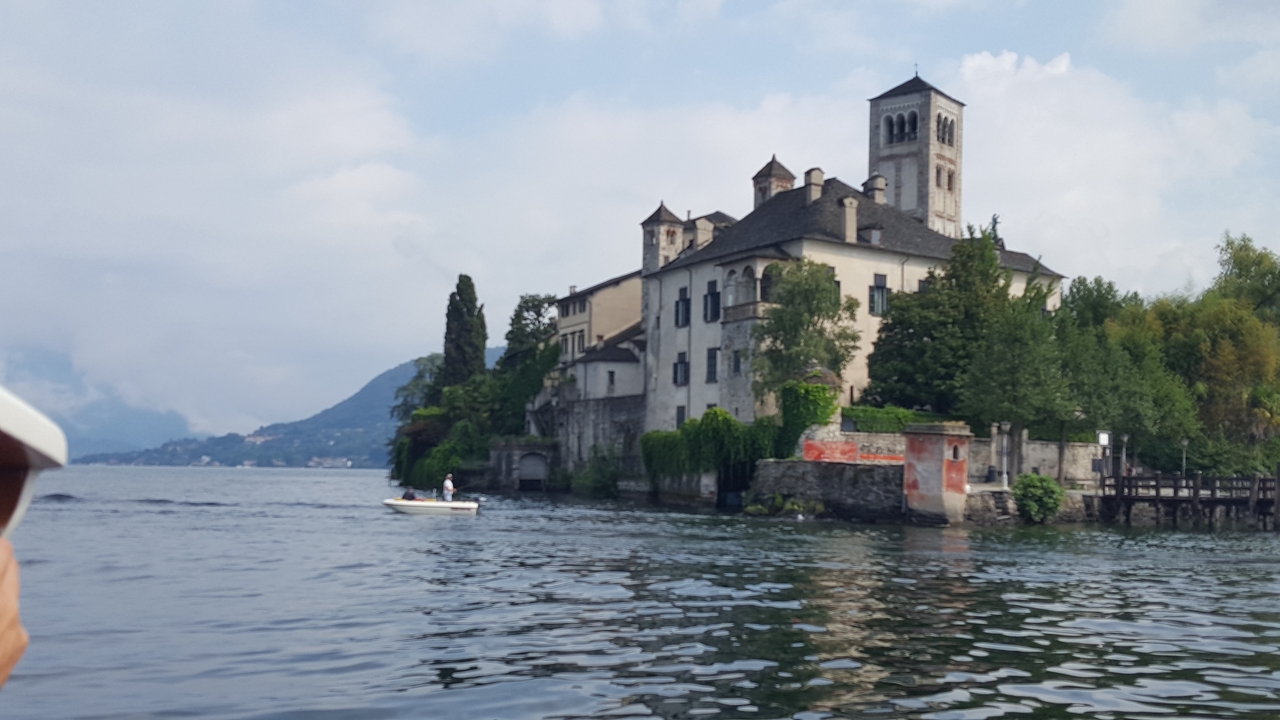 Un bâtiment historique au bord d'un lac.