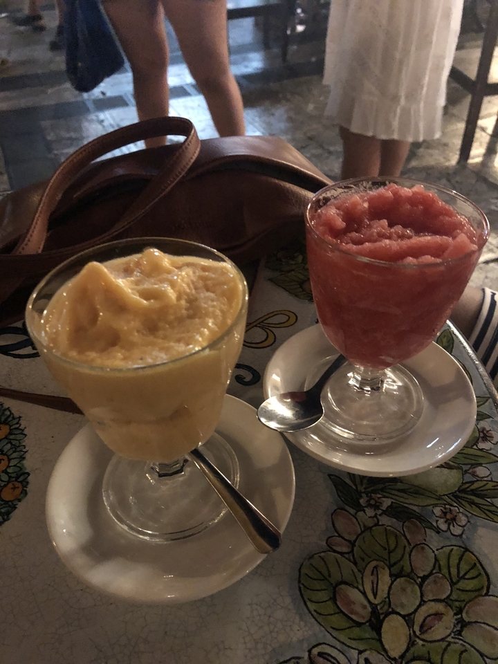Deux verres avec des sorbets de différentes couleurs.