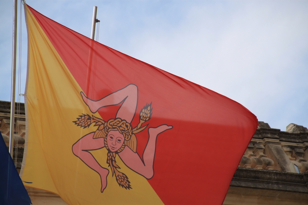 Gros plan du drapeau de la Sicile flottant au vent.