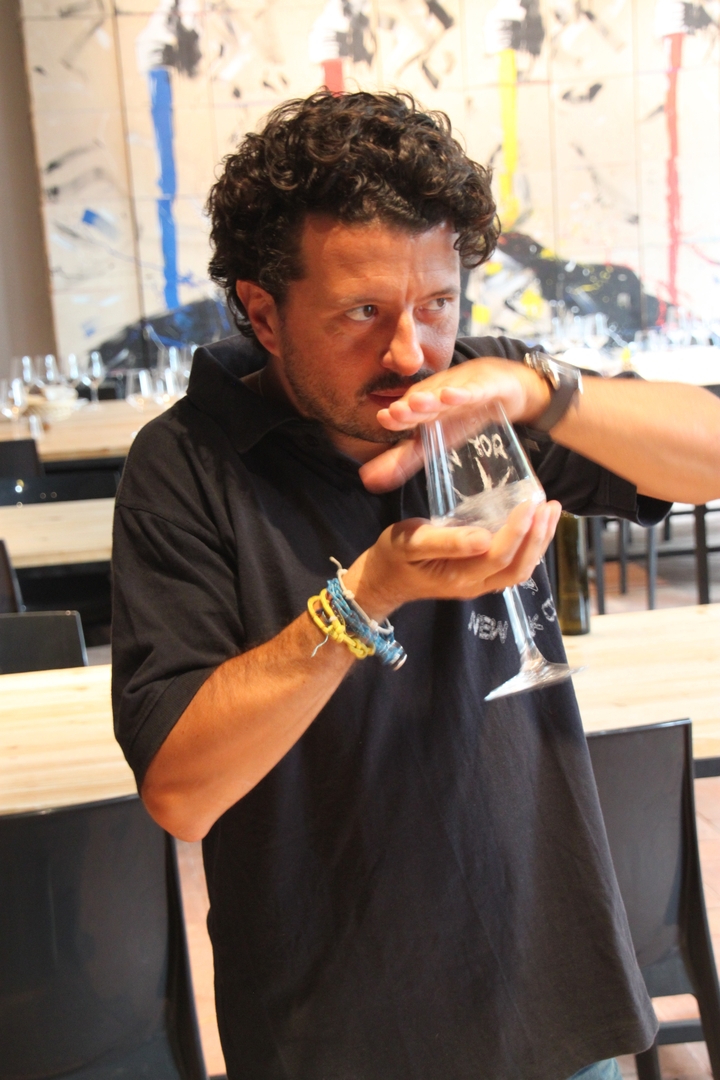 Homme examinant un verre dans un cadre de restaurant.