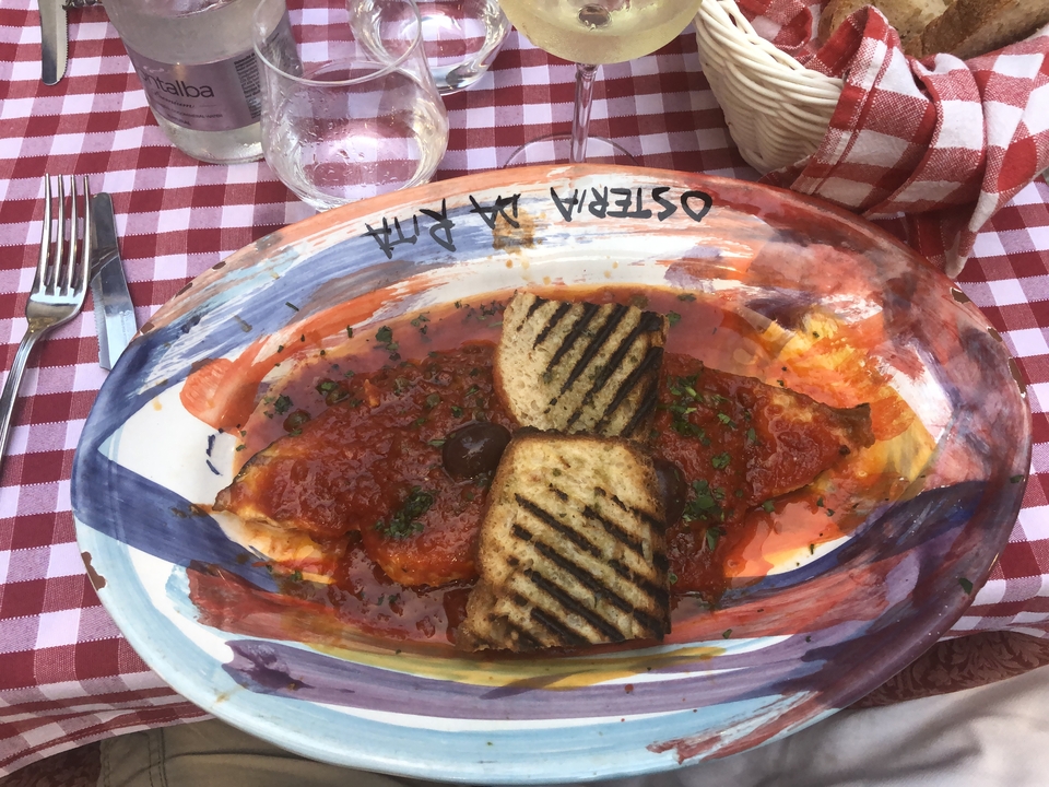 Assiette colorée avec pain grillé et sauce.