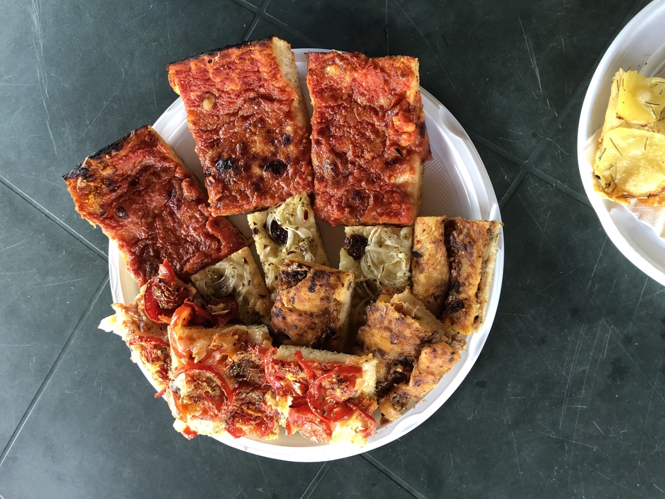 Différents types de focaccia dans une assiette.