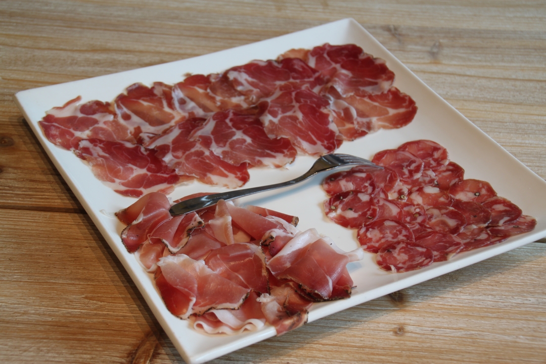 Assiette de charcuterie sur une table.