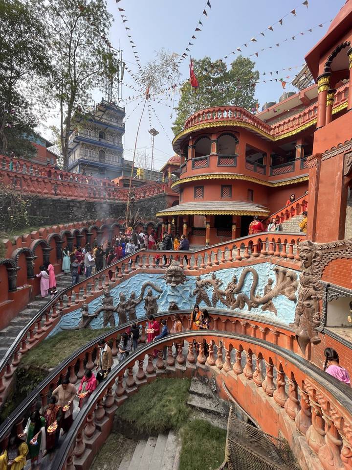 Tempelblik met wandelende mensen.