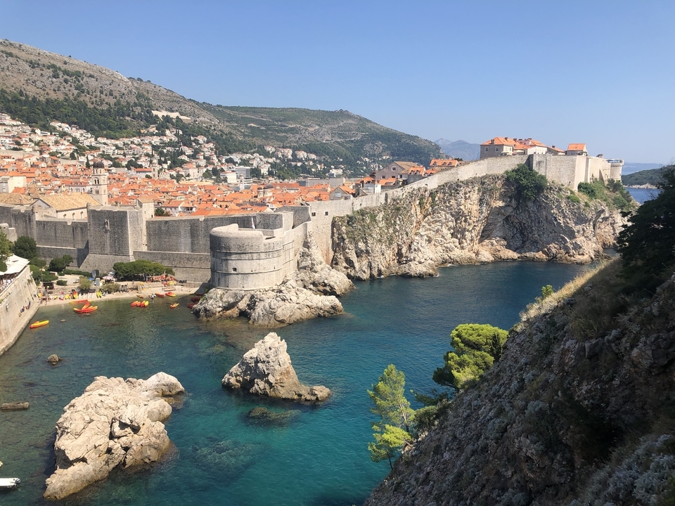 Vue panoramique des remparts historiques de Dubrovnik et de la mer Adriatique.