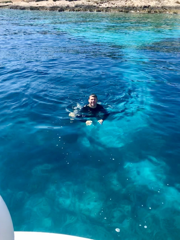 Une personne nageant dans une eau bleue claire.