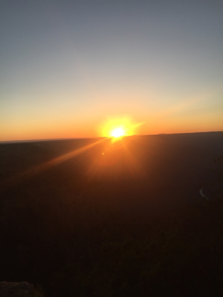 Vue du coucher de soleil sur un paysage de canyon.