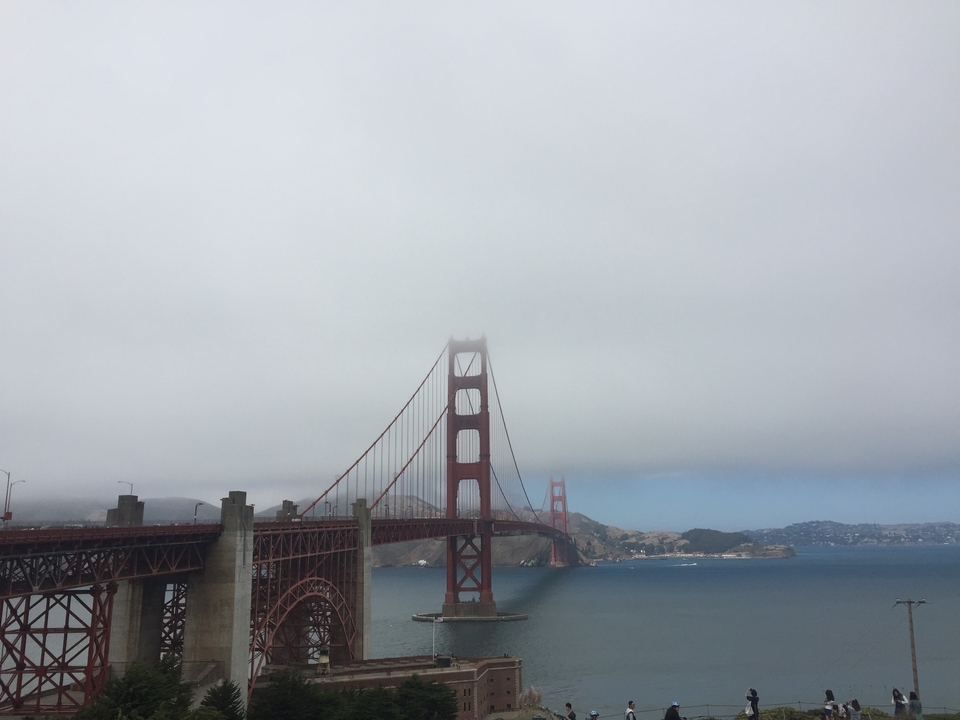 Pont du Golden Gate couvert de brouillard.