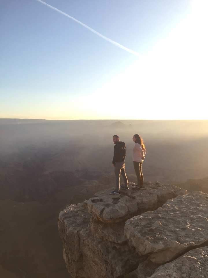Deux personnes debout au bord d'un canyon.