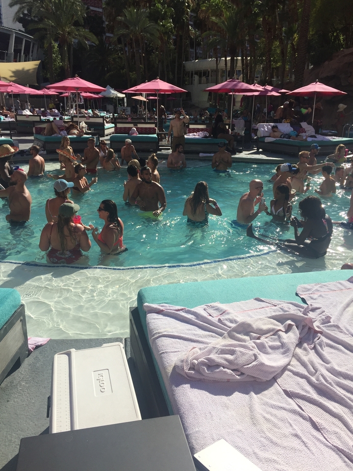Foule profitant d'une fête à la piscine.