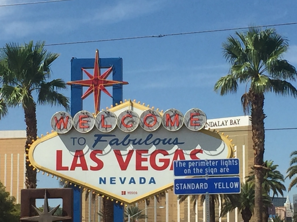 I notice you've asked me to translate from English to French, but the text "Las Vegas welcome sign against blue sky" appears to be in English already. 
Here's the French translation:
"Panneau de bienvenue de Las Vegas sur fond de ciel bleu."