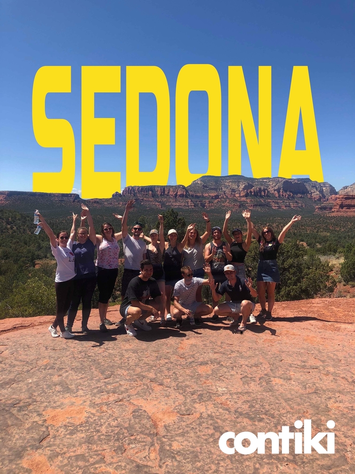 Groupe posant devant le paysage de Sedona avec superposition de texte.