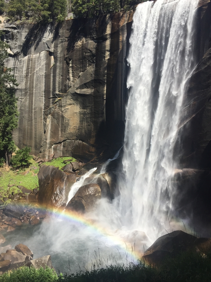 Gros plan d'une grande cascade à Yosemite.