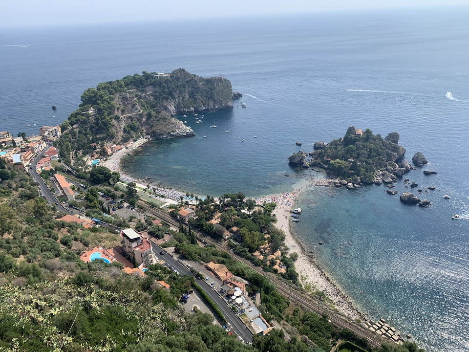 Vue d'une petite baie entourée d'affleurements rocheux et d'eau claire.