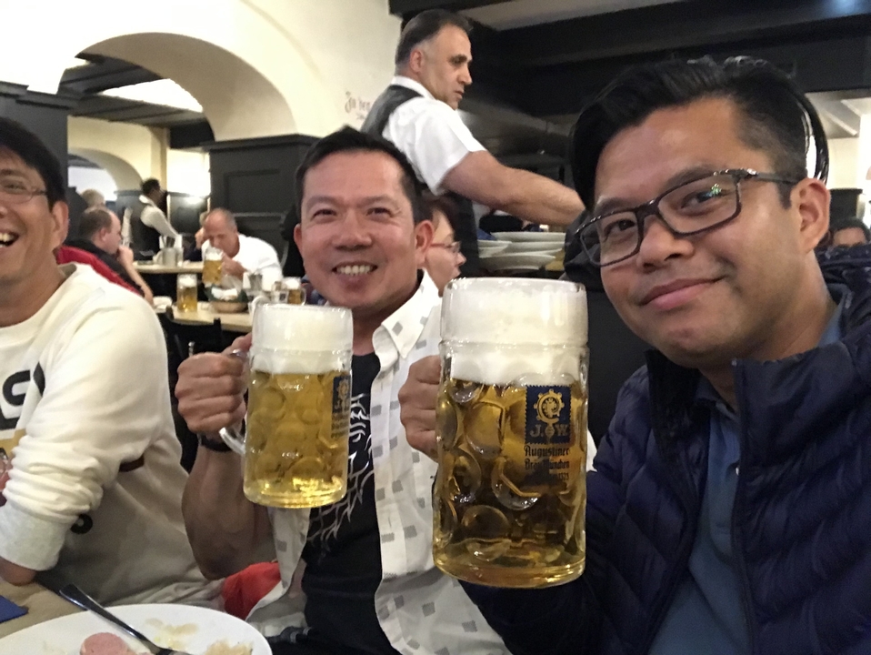 Les gens qui dégustent de la bière dans un bar