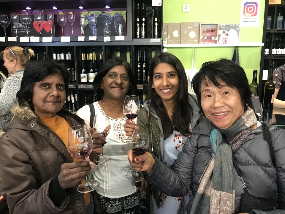 Groupe profitant d'une dégustation de vin dans une boutique