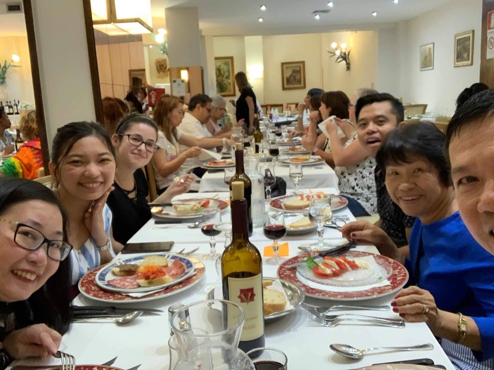 Groupe de personnes dînant à une longue table