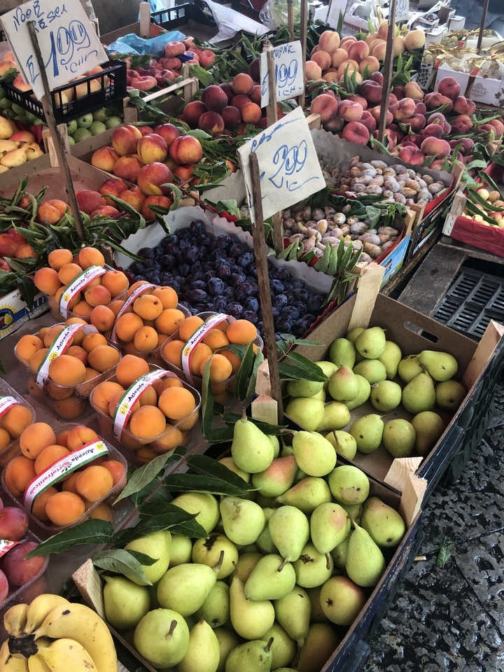 Des fruits frais exposés sur un marché.