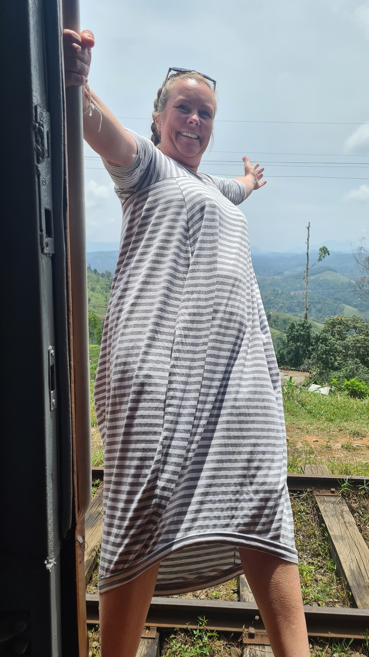 Une vue rapprochée de vêtements rayés avec un paysage pittoresque en arrière-plan.