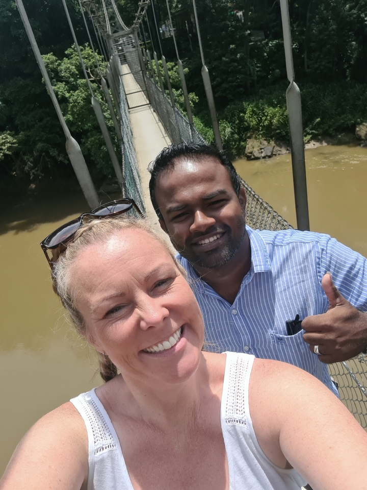 Deux personnes souriantes dans un selfie en gros plan.