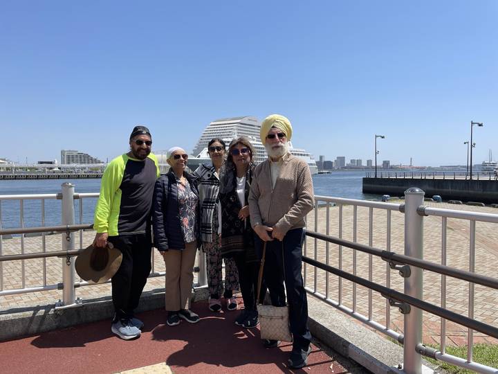 Groupe de personnes debout au bord de l'eau.