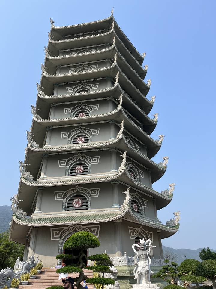 Pagode aux détails ornementés contre un ciel bleu dégagé.