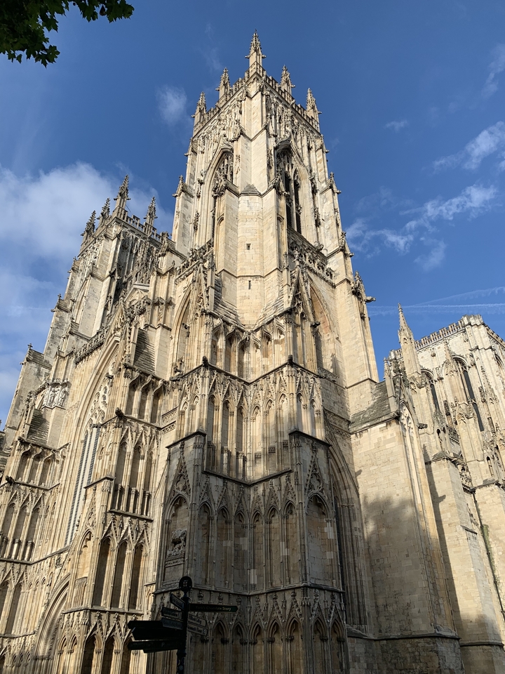 Vue détaillée d'une cathédrale de style gothique avec des flèches.