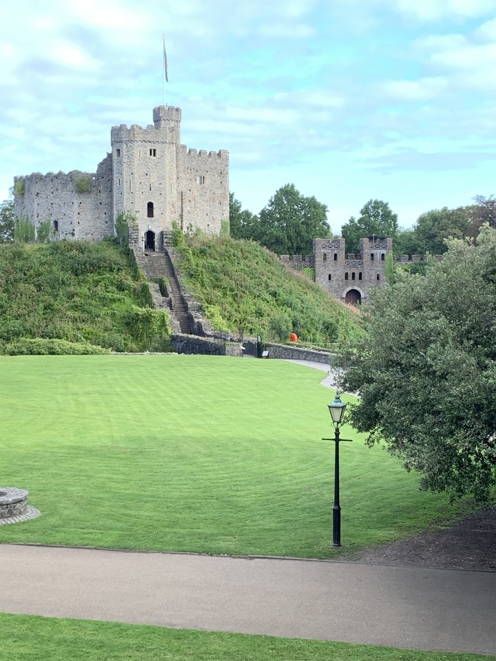 Un château avec des pelouses vertes et des murs d'enceinte.