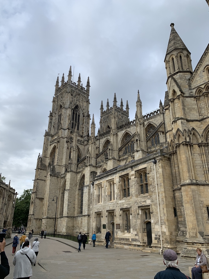 Une grande cathédrale de style gothique avec plusieurs flèches.