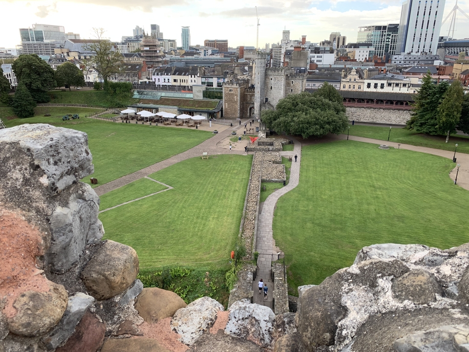 Vue aérienne d'un château avec un jardin bien entretenu et des allées.