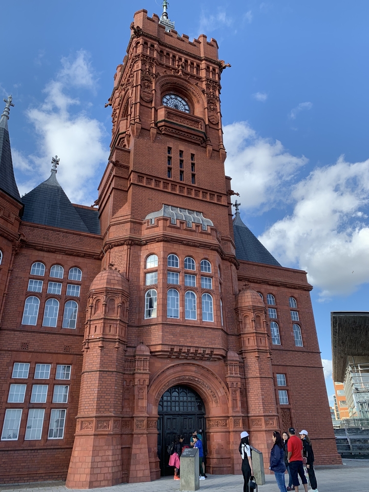 Un bâtiment orné en briques rouges avec des tours.