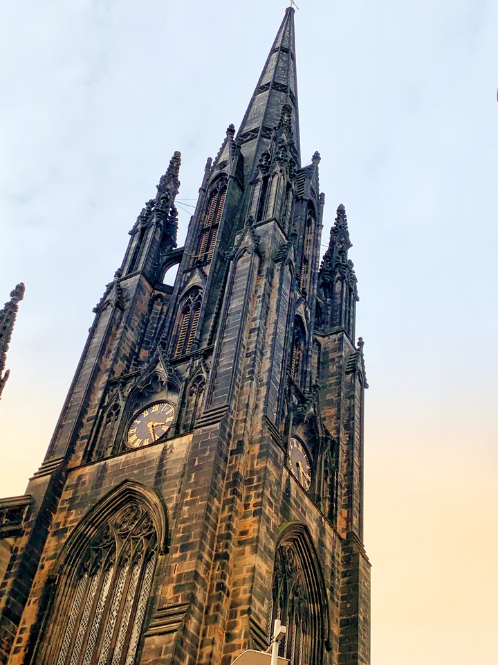 Un bâtiment imposant de style gothique avec une architecture complexe.