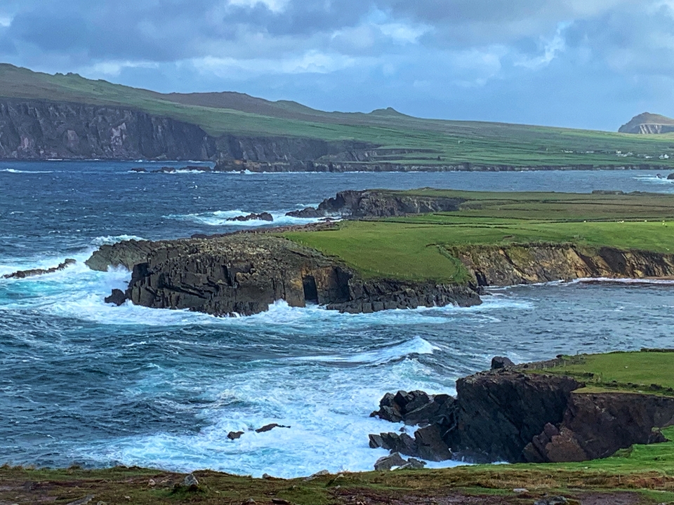 Une côte escarpée avec des vagues qui se brisent contre les rochers.