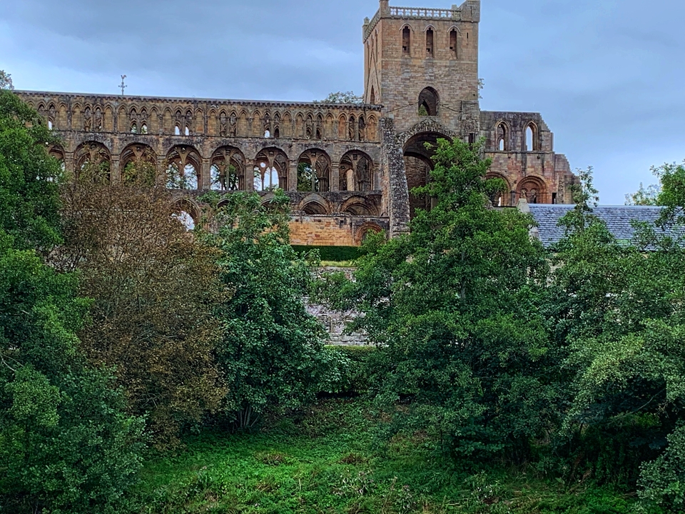 Ruines d'une structure historique en pierre entourée de verdure.