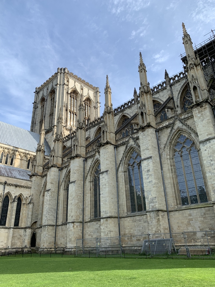 Vue extérieure d'une grande cathédrale historique avec des détails ornementés.