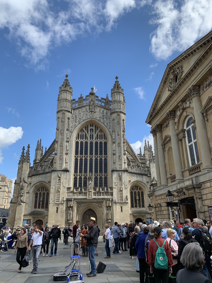 Une abbaye détaillée de style gothique avec de hautes flèches.