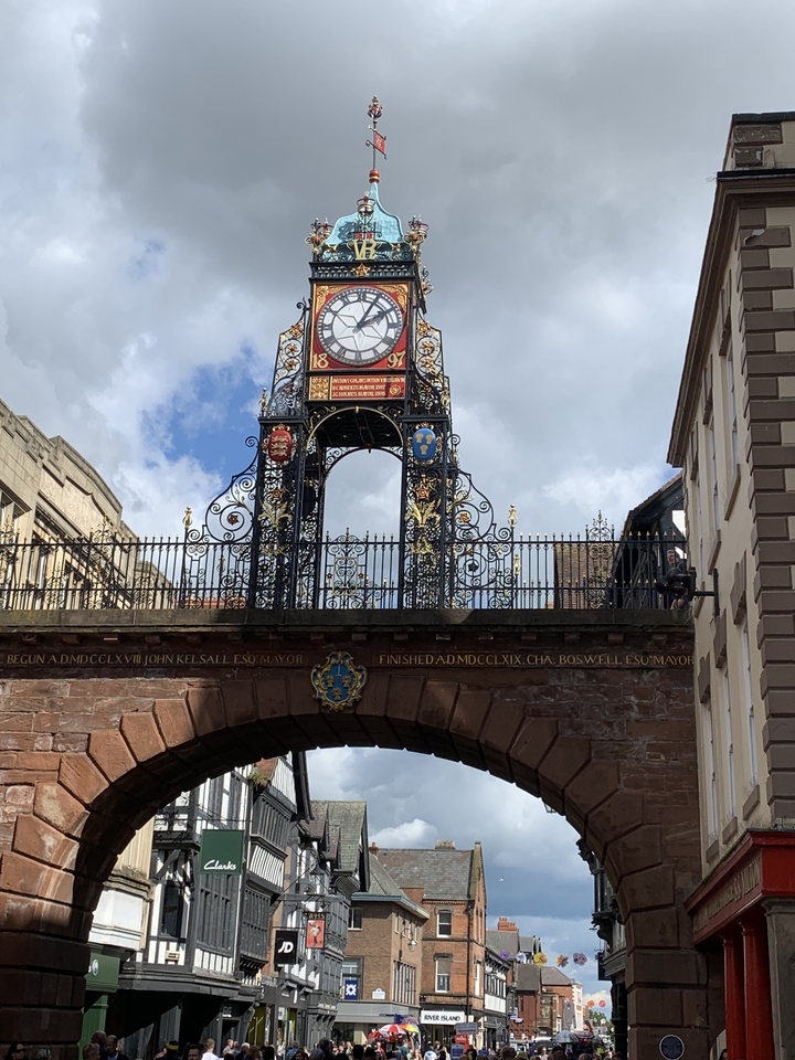 Tour d'horloge historique avec des décorations ornées.