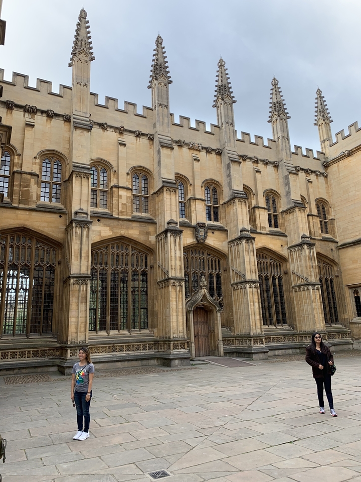 Façade d'un grand bâtiment historique avec des fenêtres en arc.