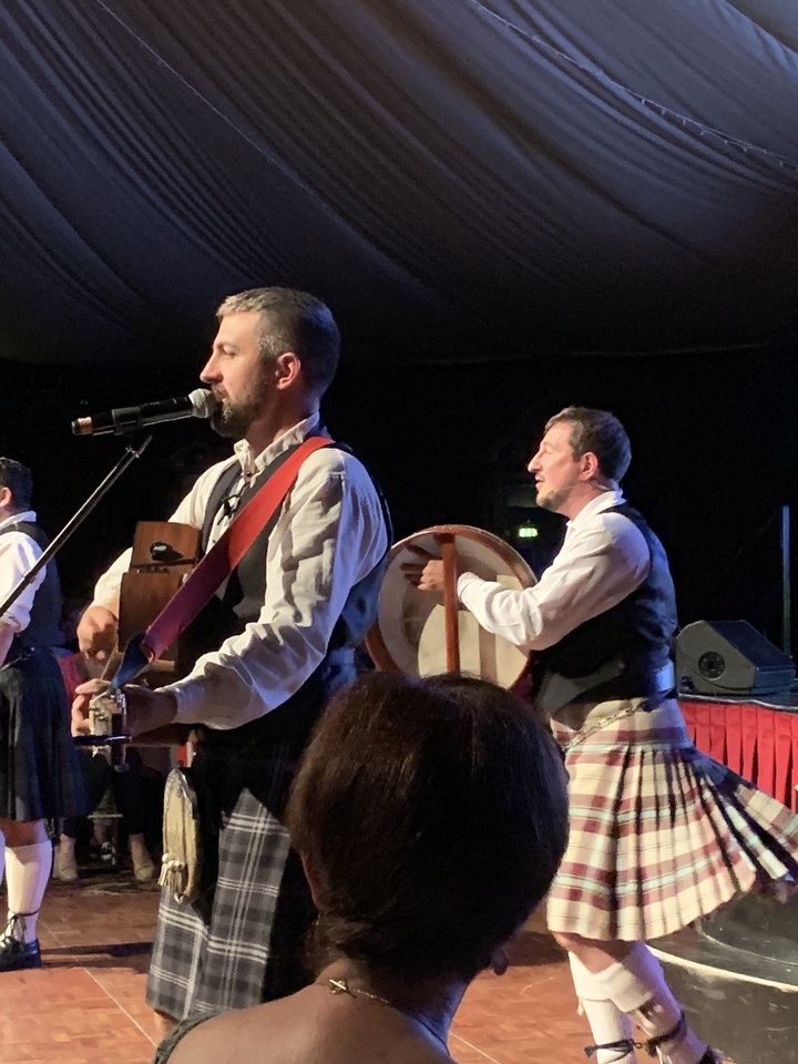 Deux musiciens jouant sur une scène avec des instruments traditionnels.