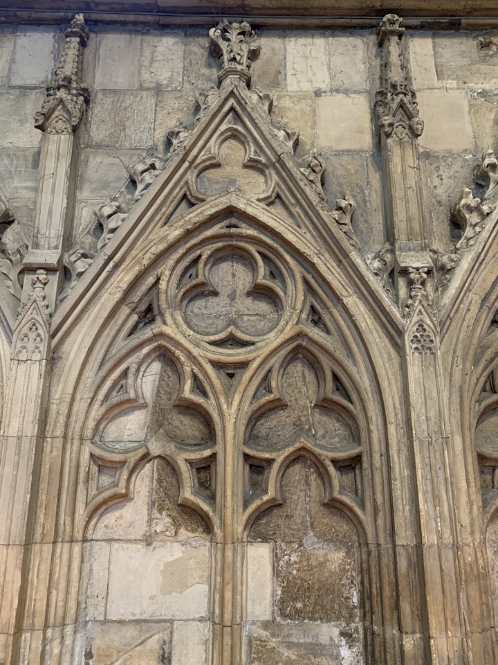Gros plan des détails architecturaux gothiques avec sculptures en pierre.