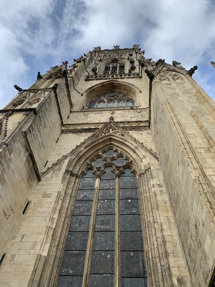 Gros plan de détails architecturaux gothiques sur une cathédrale.