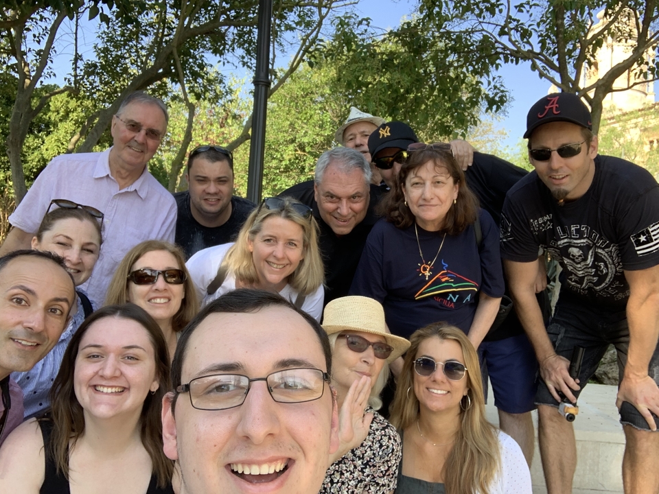 Un groupe de personnes posant pour une photo dans un cadre de parc.