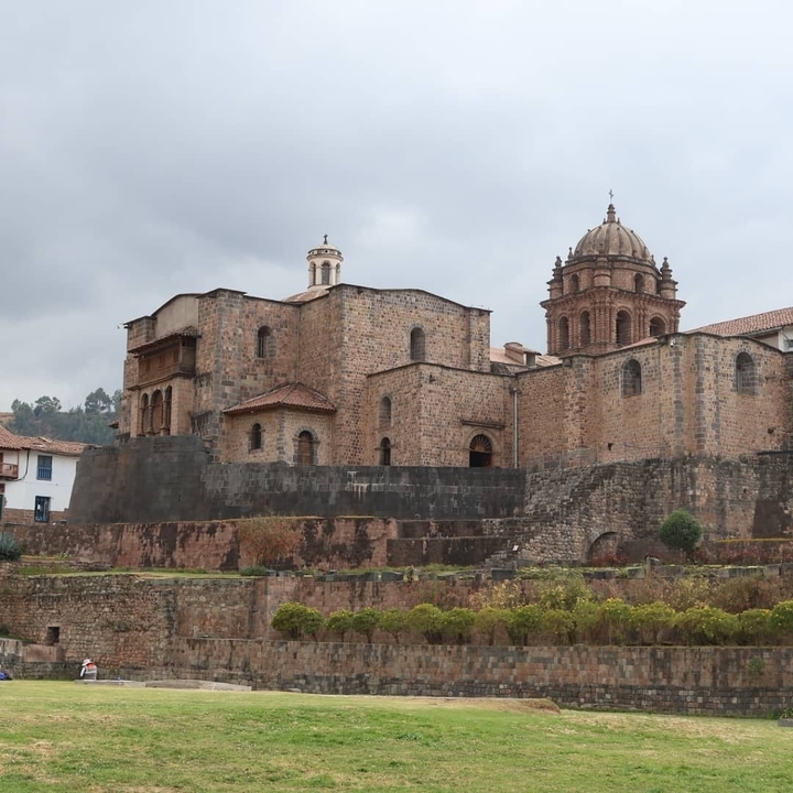 Bâtiment historique avec des murs en pierre et des tours dans un cadre urbain.