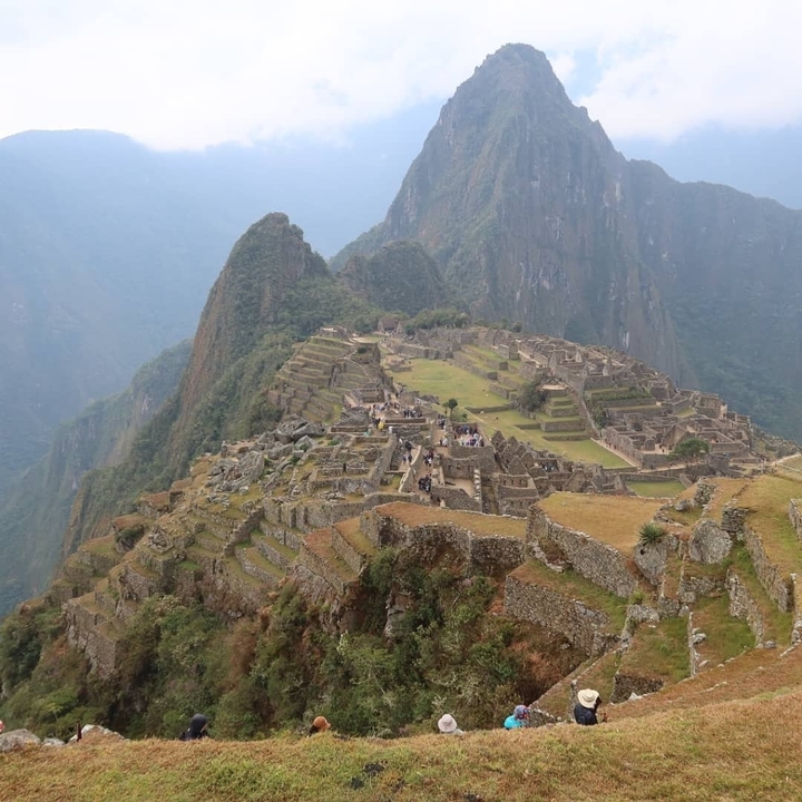 Ruines du Machu Picchu avec des montagnes en arrière-plan.