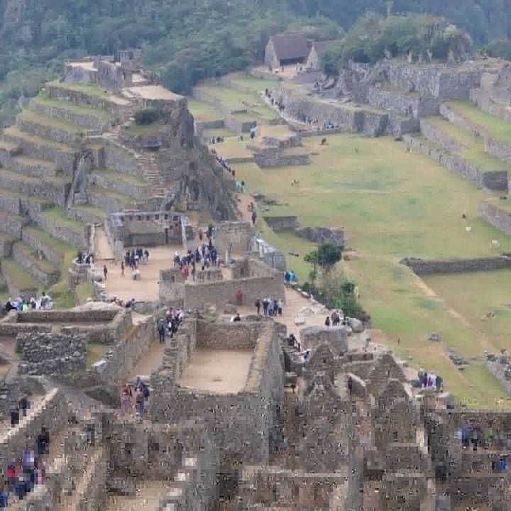 Ruines du Machu Picchu avec des gens autour.