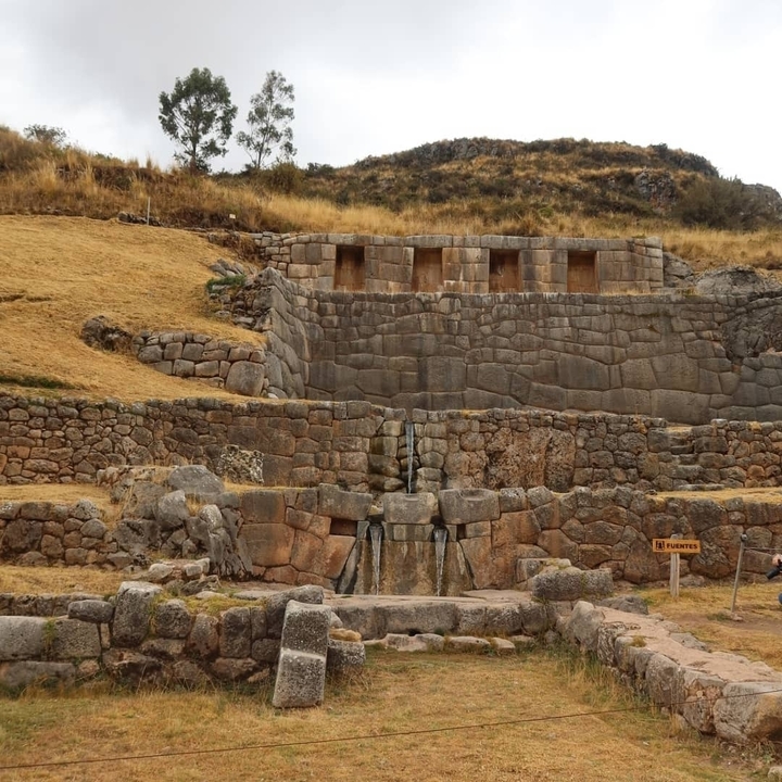 Fontaines d'eau en pierre avec ruines incas.