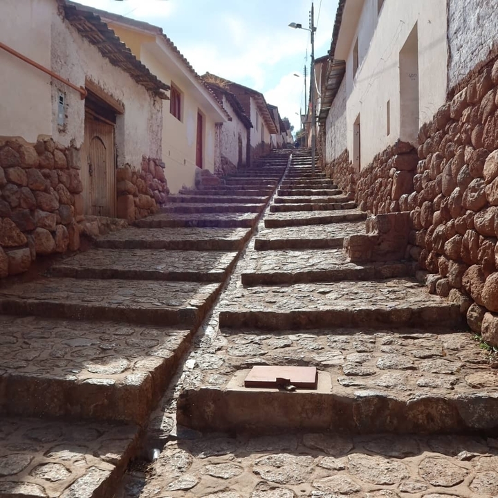 Marches en pierre dans une rue étroite avec des bâtiments traditionnels.